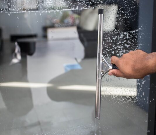 Почему мыть окна может быть тяжело